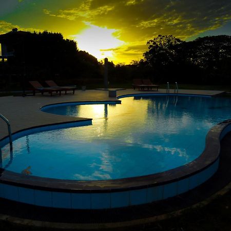 Lake Villa Resort Tissamaharama Extérieur photo