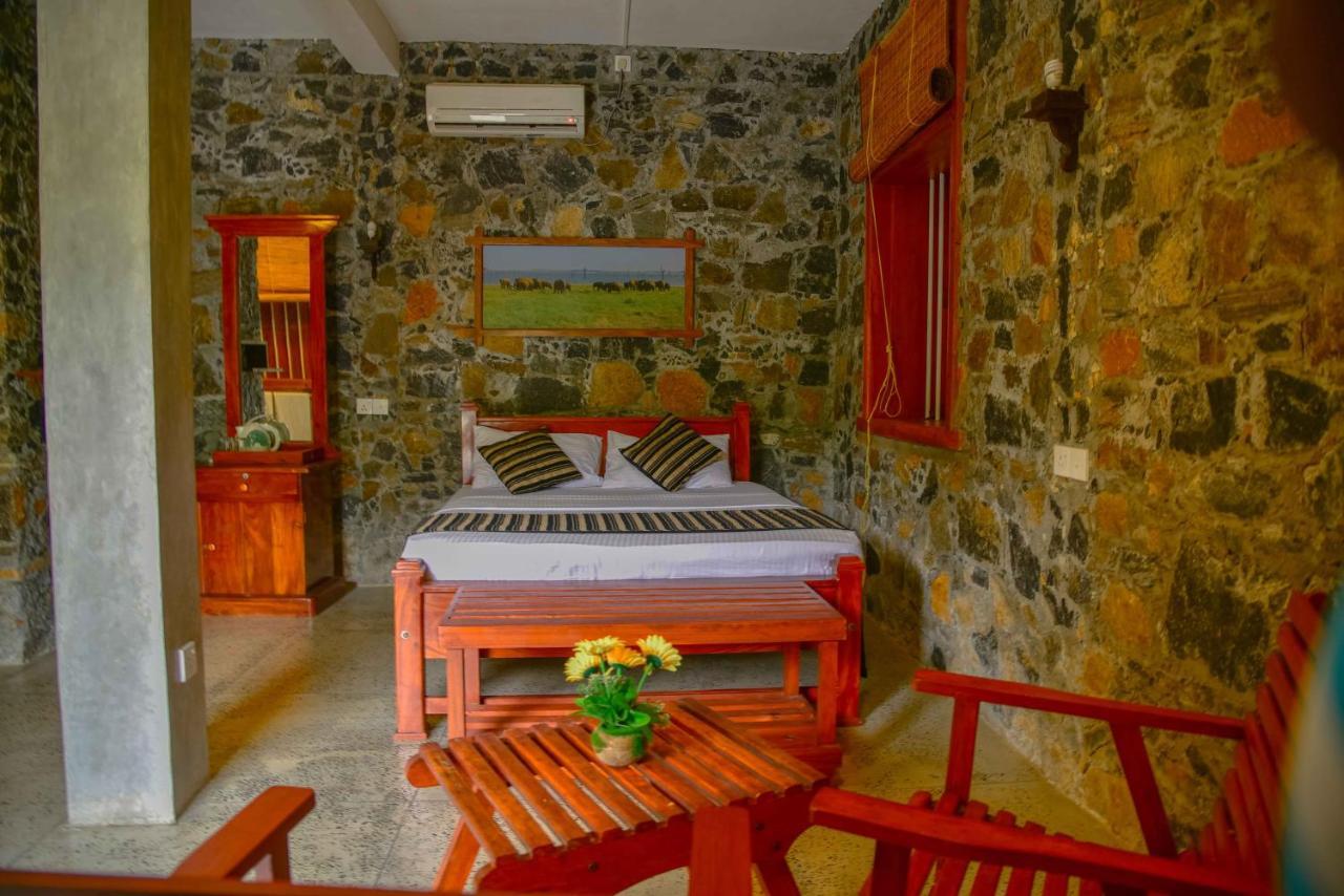 Lake Villa Resort Tissamaharama Extérieur photo