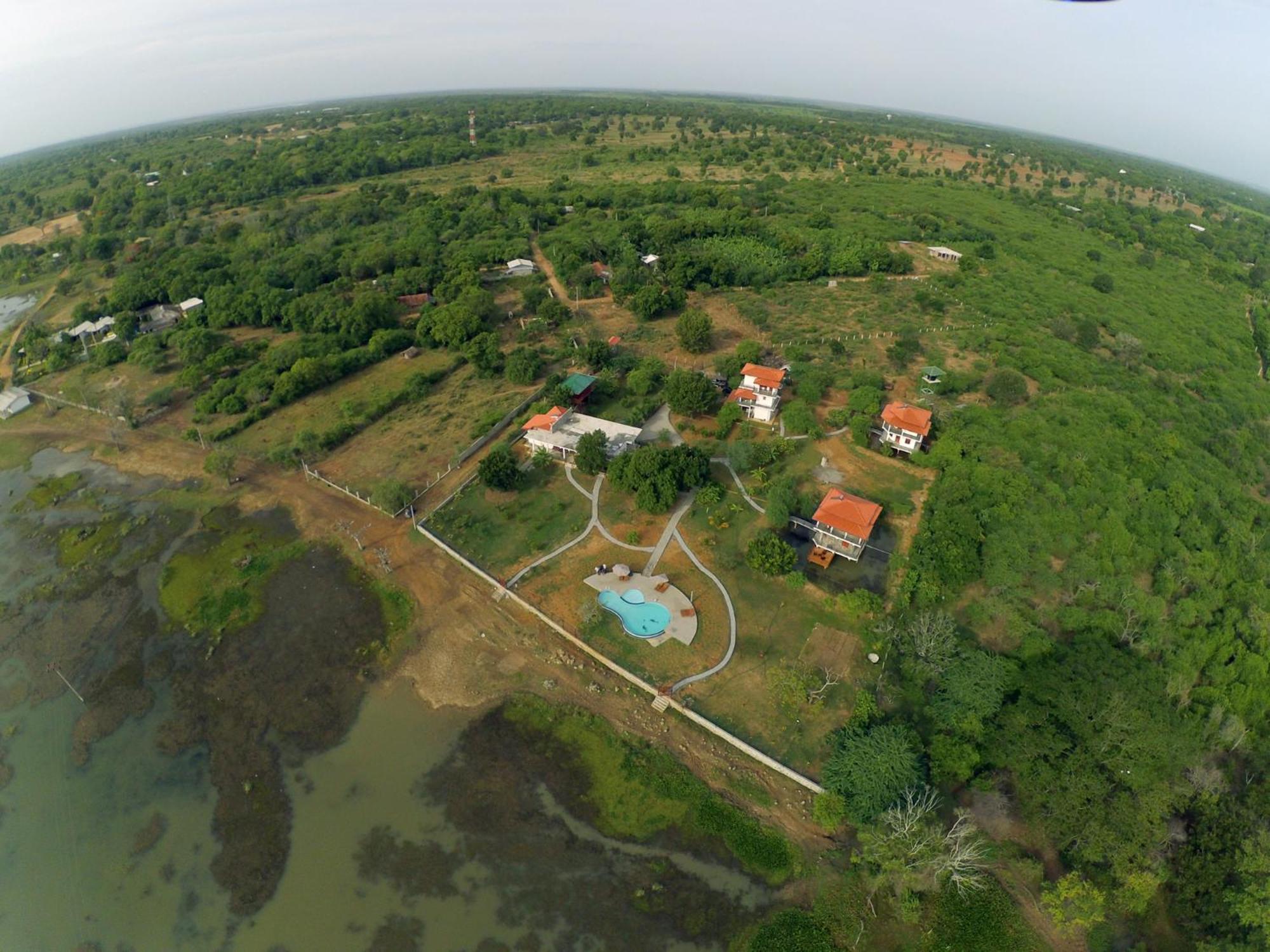 Lake Villa Resort Tissamaharama Extérieur photo