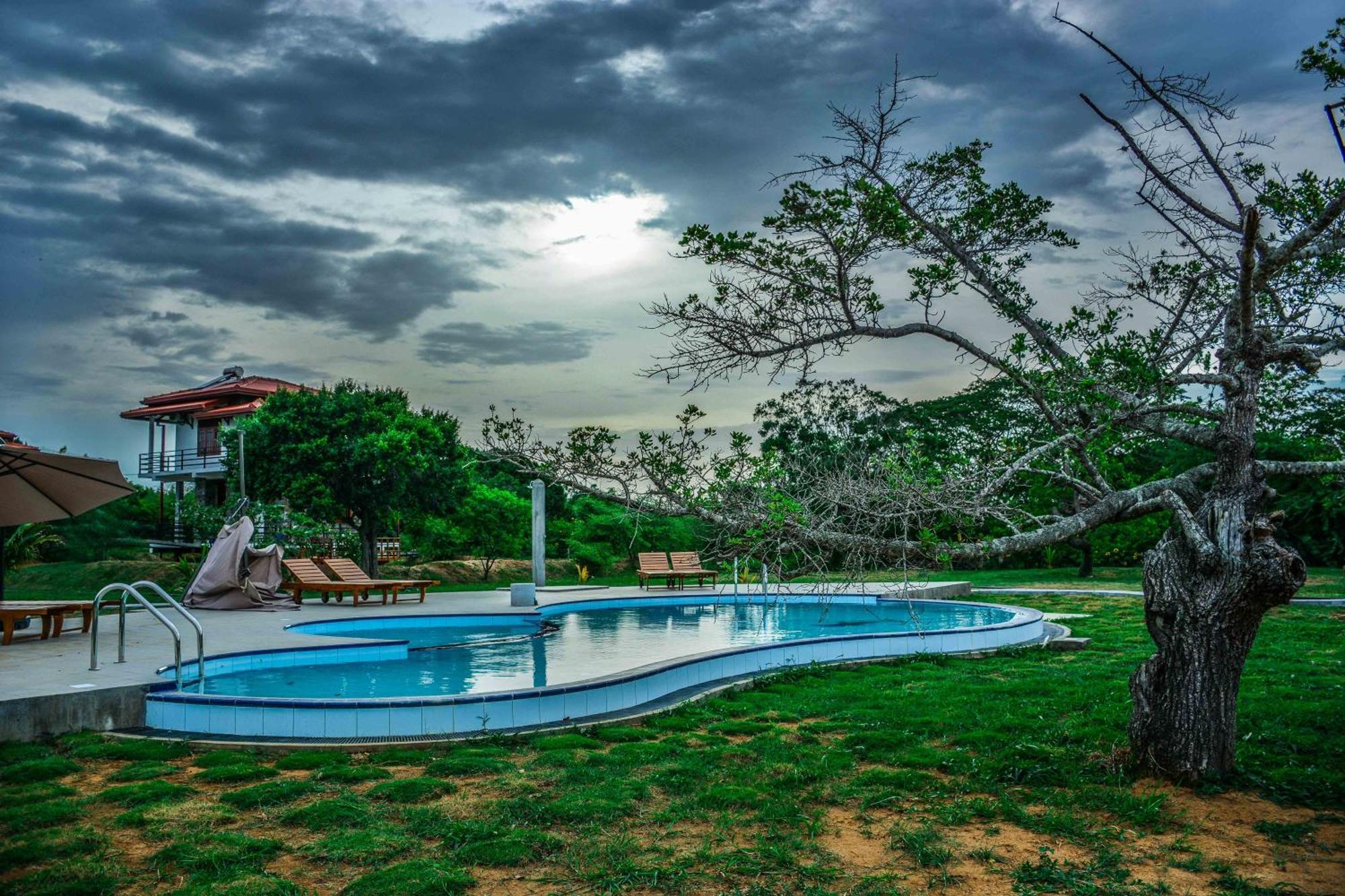 Lake Villa Resort Tissamaharama Extérieur photo