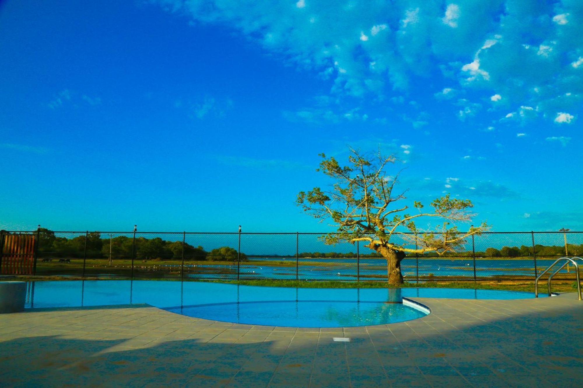 Lake Villa Resort Tissamaharama Extérieur photo