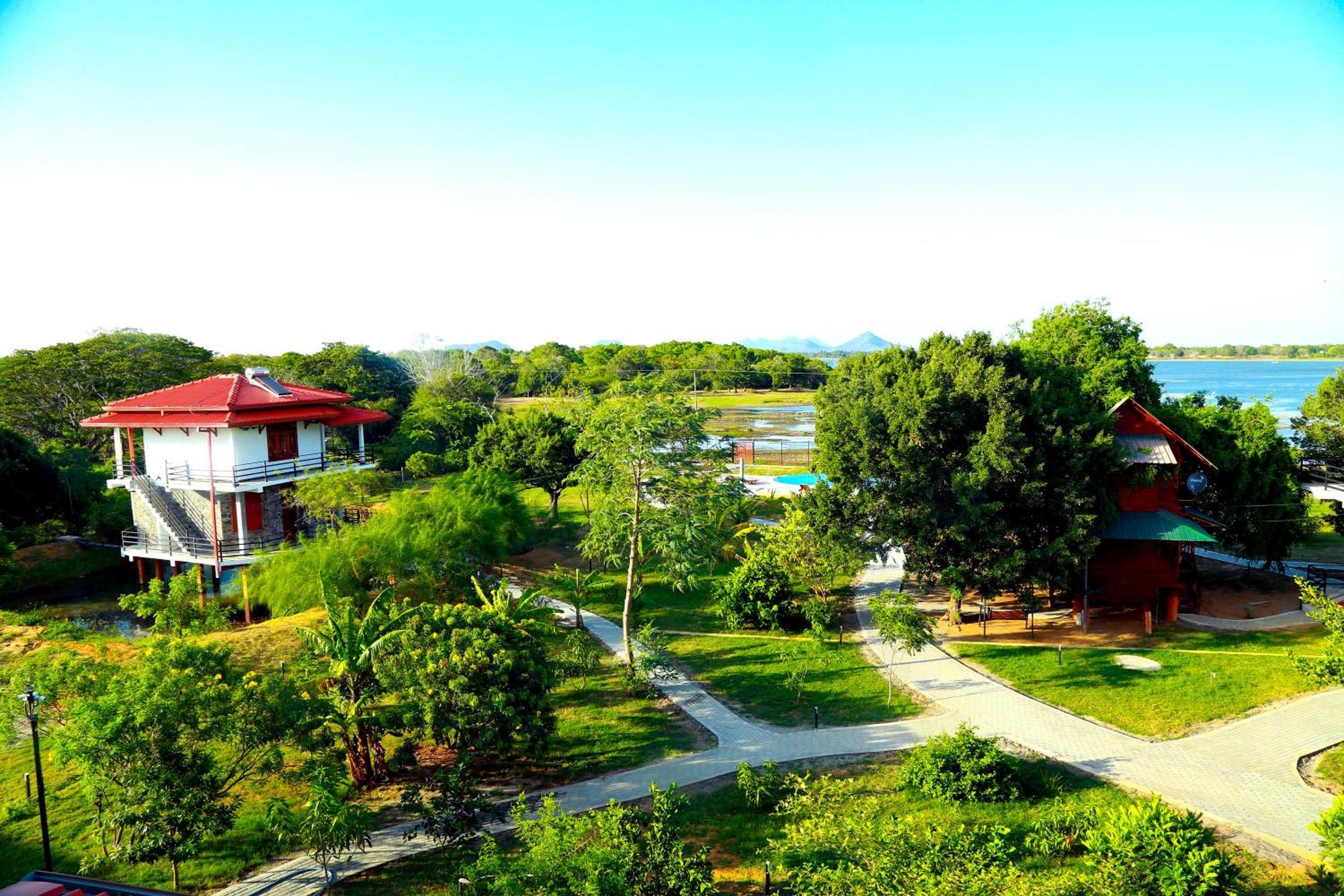 Lake Villa Resort Tissamaharama Extérieur photo