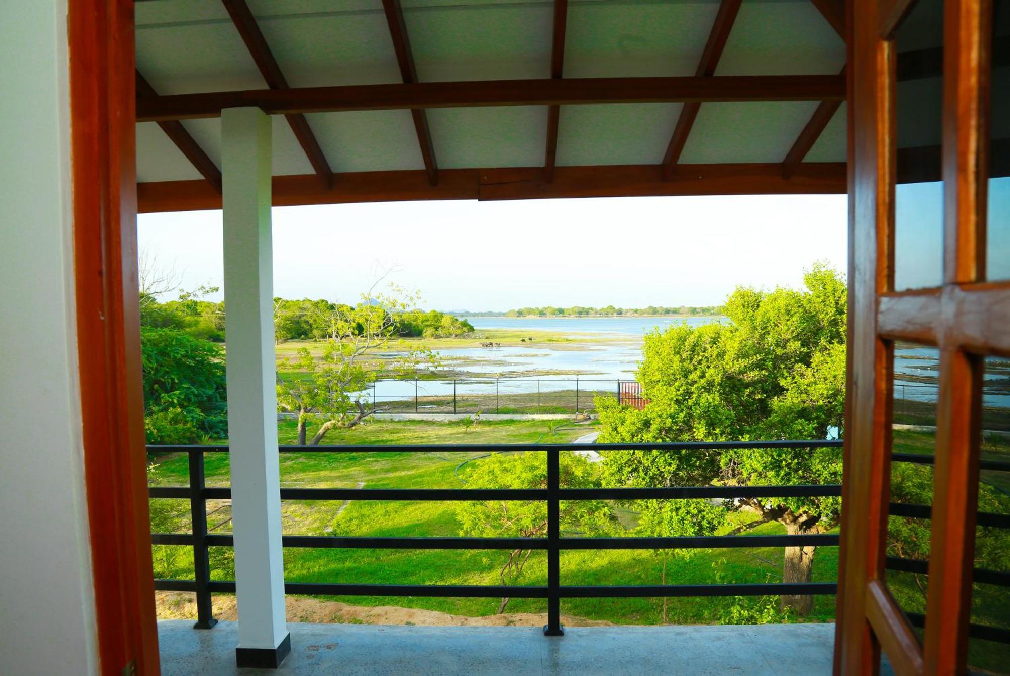 Lake Villa Resort Tissamaharama Extérieur photo