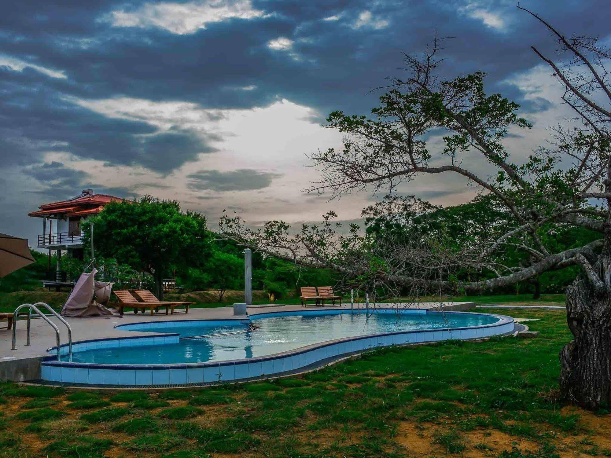 Lake Villa Resort Tissamaharama Extérieur photo