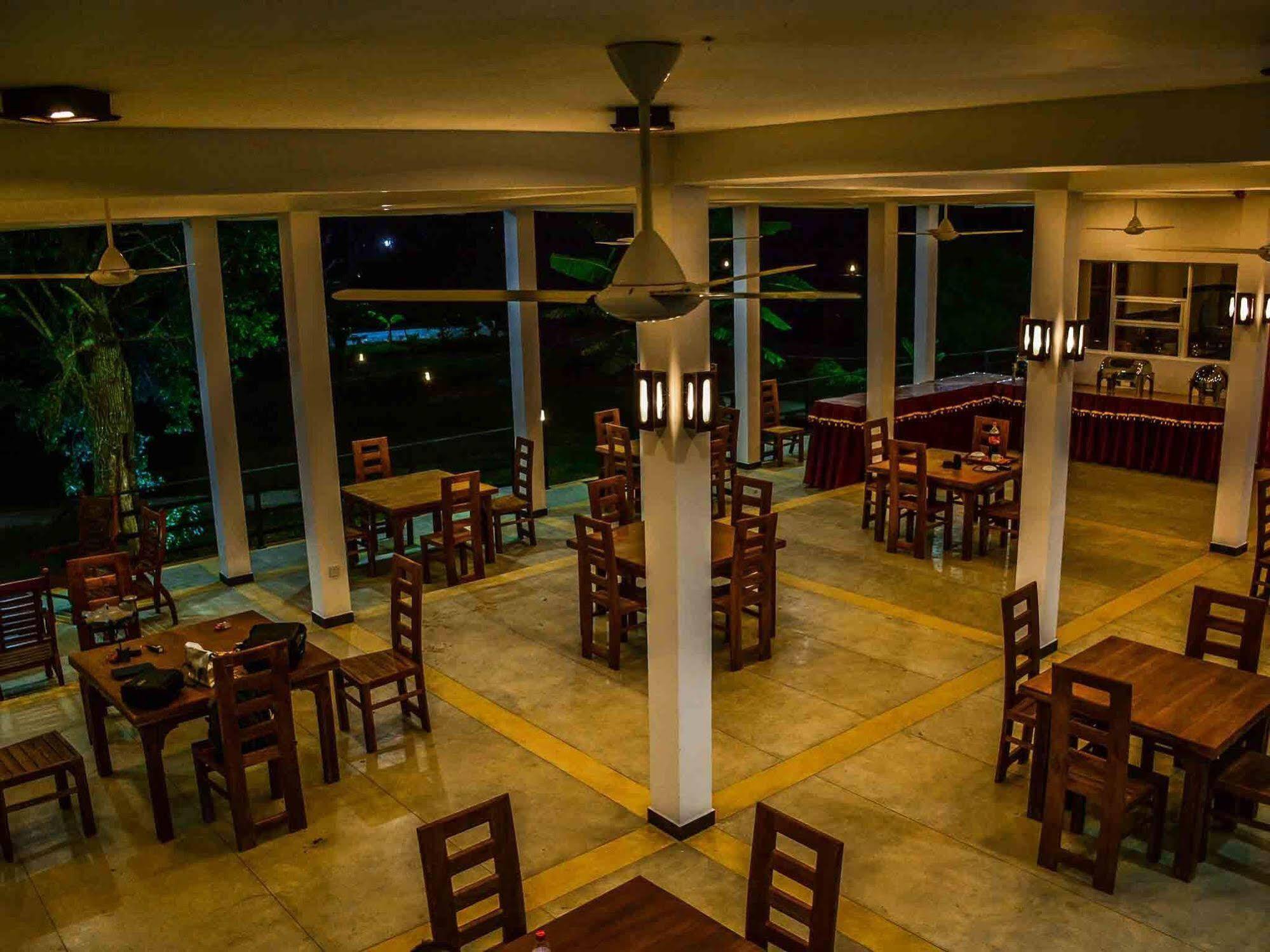 Lake Villa Resort Tissamaharama Extérieur photo
