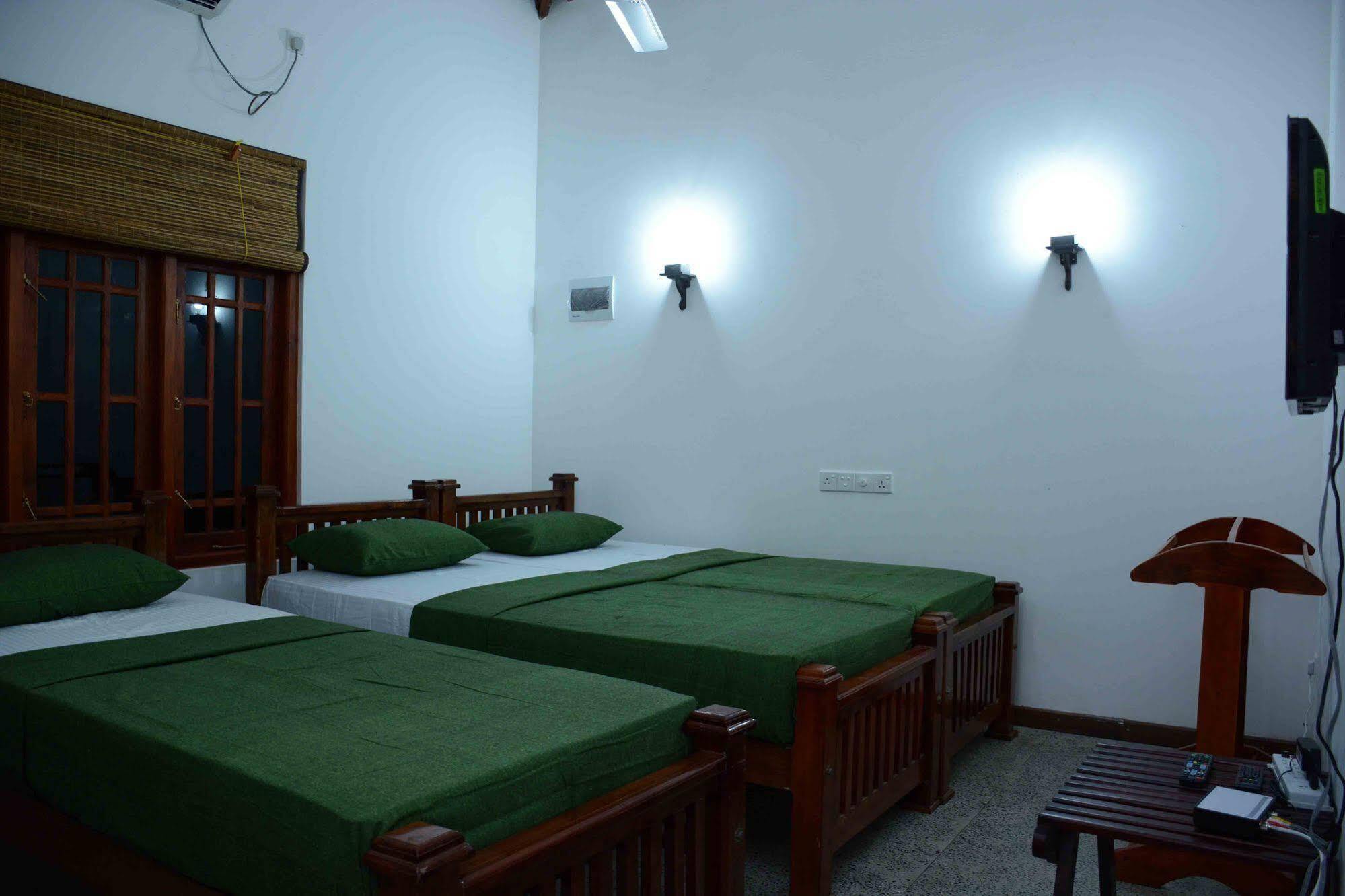 Lake Villa Resort Tissamaharama Extérieur photo