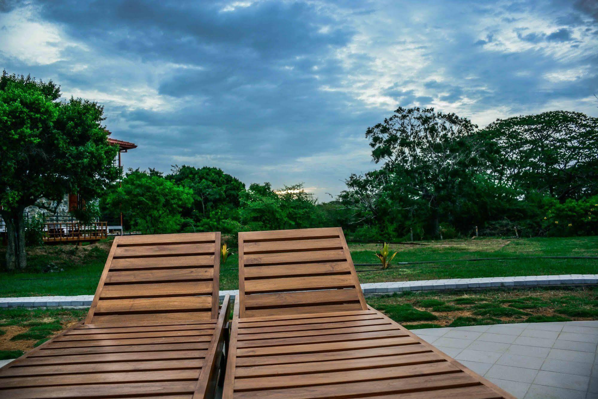 Lake Villa Resort Tissamaharama Extérieur photo